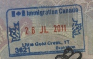 Sello de Inmigración del puesto fronterizo de Little Gold Creek, Yukón, Canadá (Cortesía: Gato Cósmico)