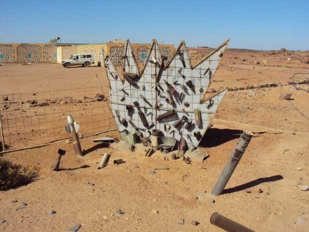 Monumento de advertencia sobre minas antipersona en el Sahara Occidental