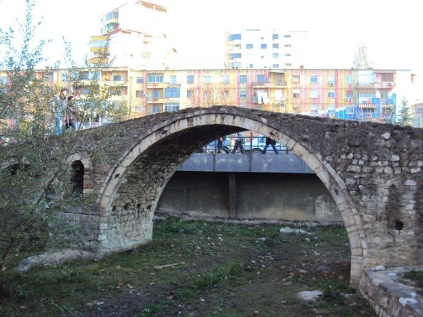 Puente Ura e Tabakëbe: Este puente de piedra otomano fue anteriormente la puerta de entrada a Tirana desde las tierras agrícolas del este a través del Río Lana. En 1930 el caudal del río fue modificado y el puente perdió importancia. Tirana, Albania
