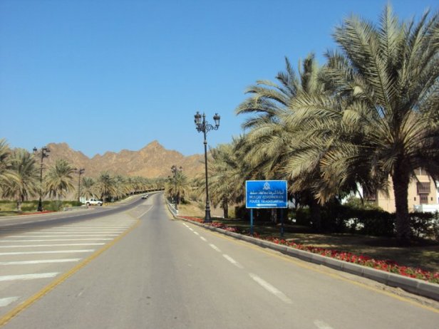 Vía hacia la zona gubernamental de Mascate. A la izquierda el edificio central de la Real Policía Omaní