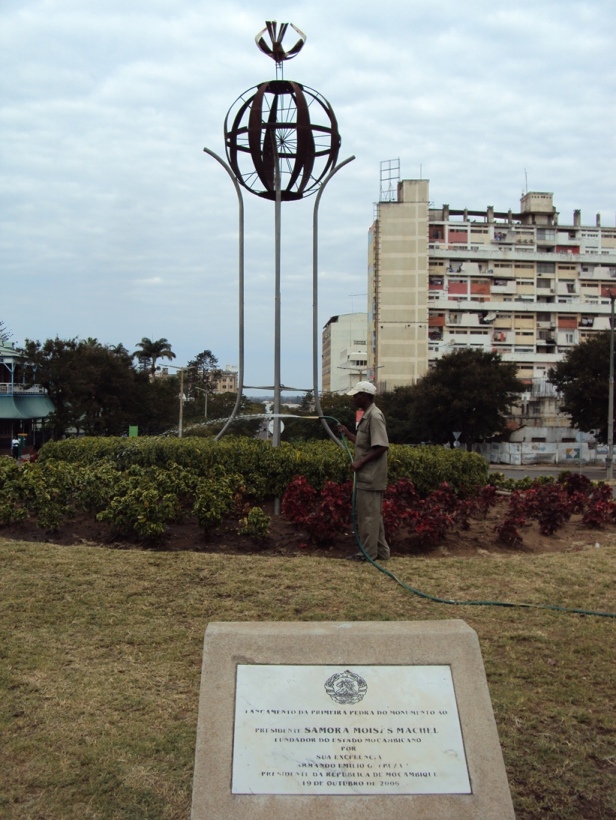 La Plaza de la Independencia de Maputo con construcciones de la época socialista al fondo