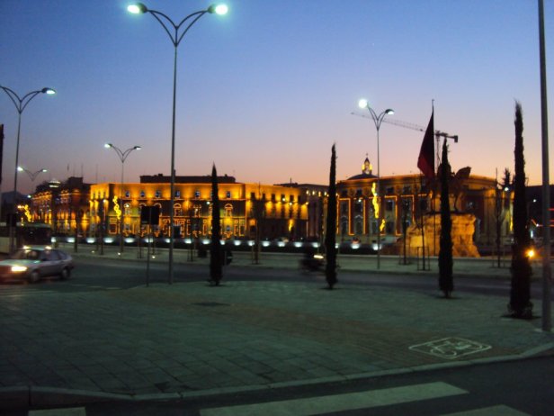 Plaza Skanderbeg en el centro de Tirana