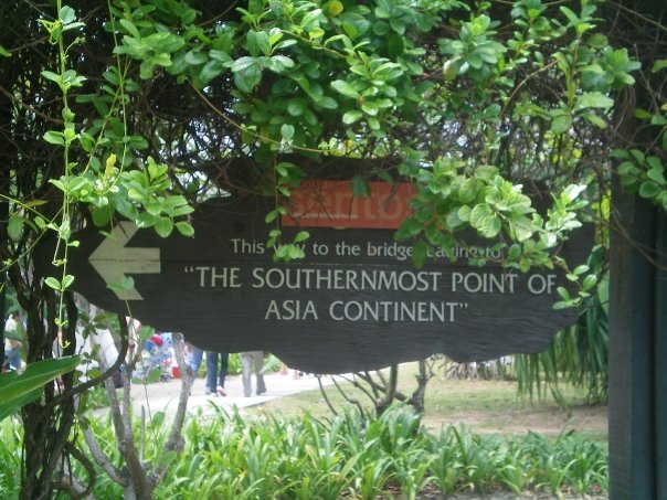 Señal que marca el punto más al sur del continente asiático en la Isla de Sentosa