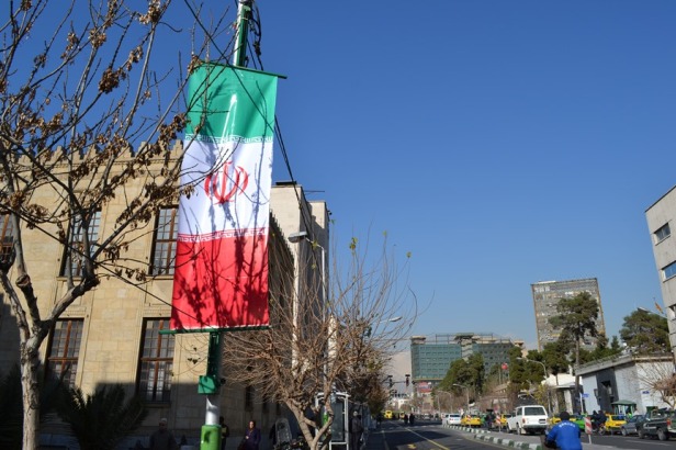 Bandera de Irán frente al Banco Central 
