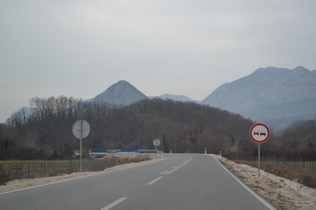 Carretera entre la frontera con Albania y Podgorica