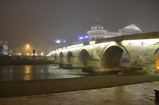 Puente Dušan visto desde la Plaza Macedonia