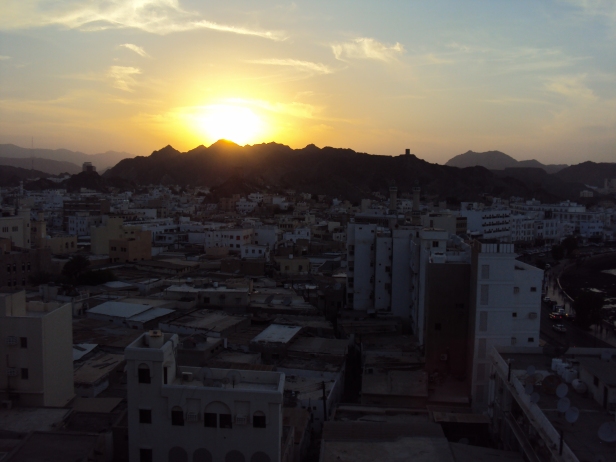 Atardecer sobre la zona de Mutrah en Mascate, Omán
