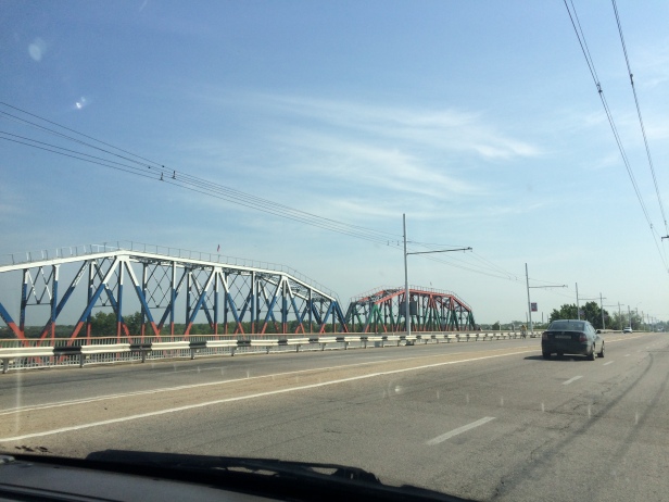 8-puente-del-ferrocarril-con-banderas-de-transnistria-y-rusia